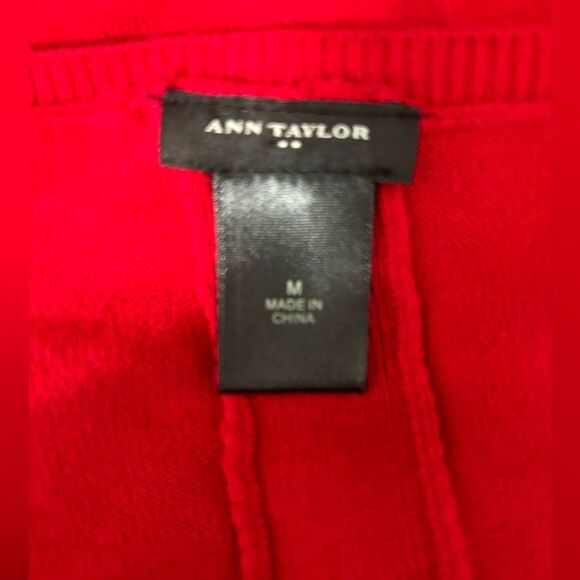 Ann Taylor Red Long Sleeve Sweater Size Medium Round Neck Longer Back EUC - Picture 7 of 8